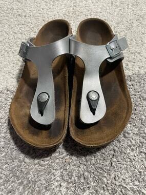 Birkenstock Girl’s Size 33 (1.5) Gizeh Thong Flat Sandals Silver
